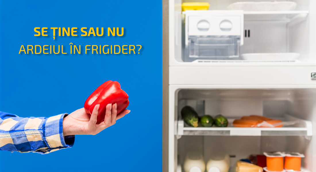 Ține un ardei roșu în fața frigiderului
